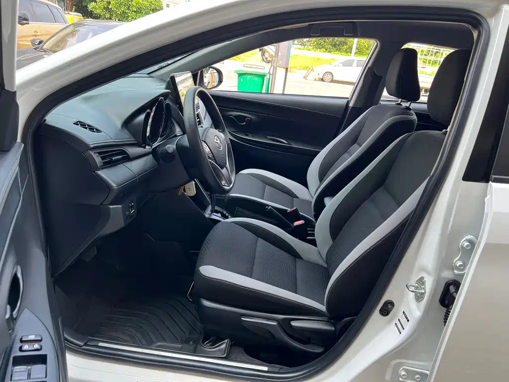 Toyota Yaris L 2022