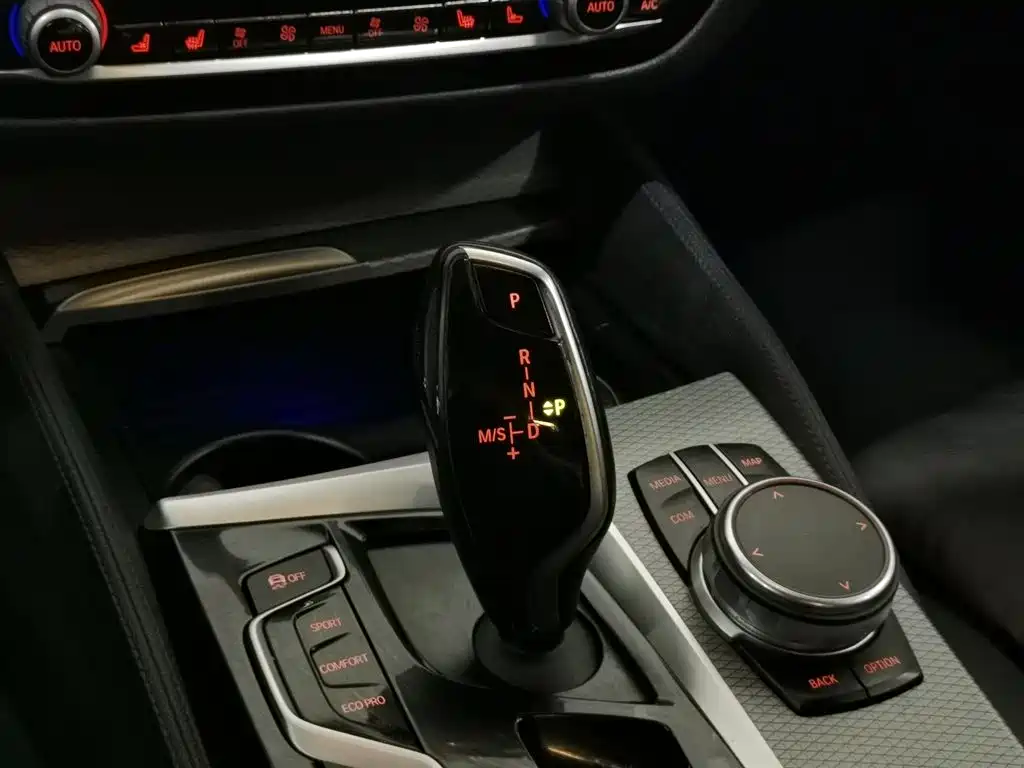 BMW 5 Series 2019 — фото 13