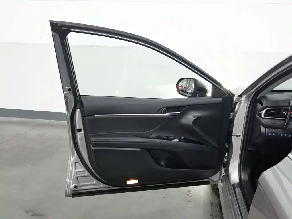 Toyota Camry 2023 — фото 8
