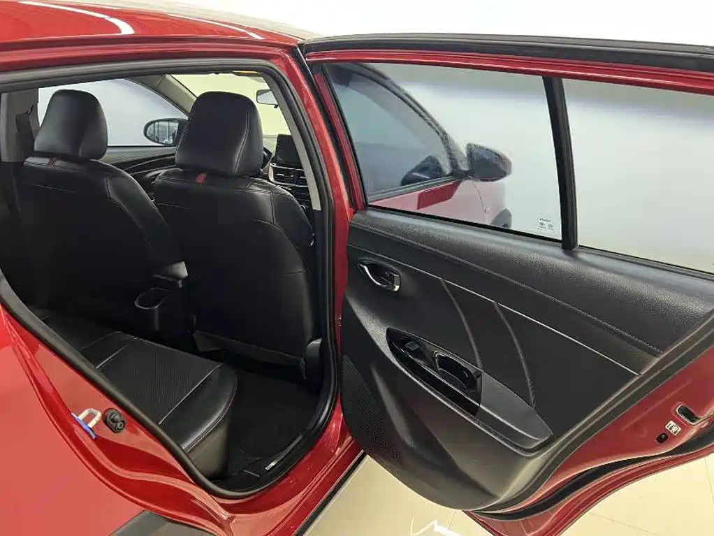 Toyota Yaris L 2022 — фото 12
