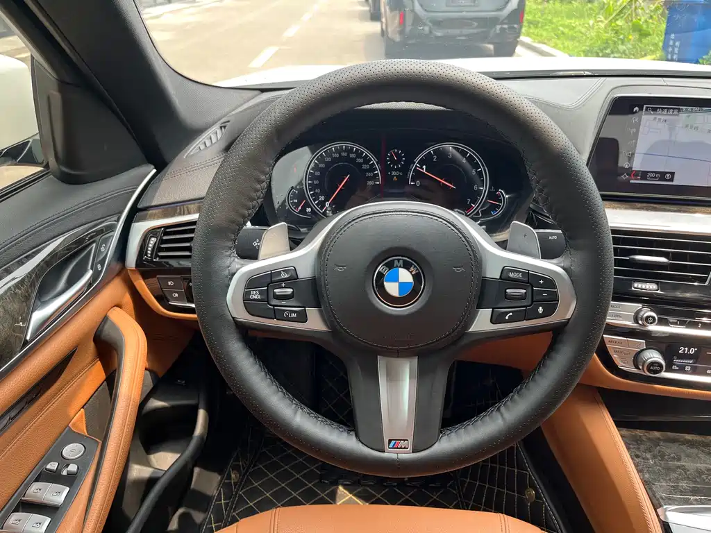 BMW 5 Series 2018 — фото 11