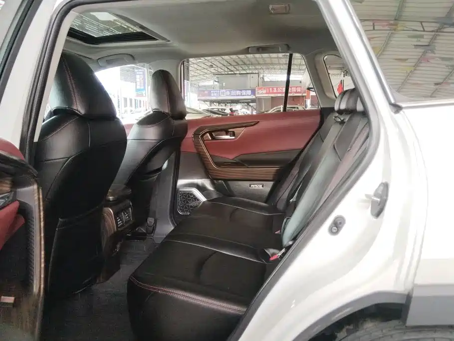 Toyota RAV4 2022 — фото 11