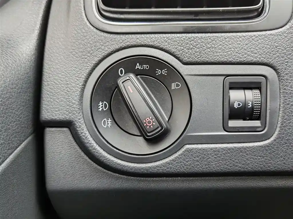 Volkswagen Polo 2015 — фото 21