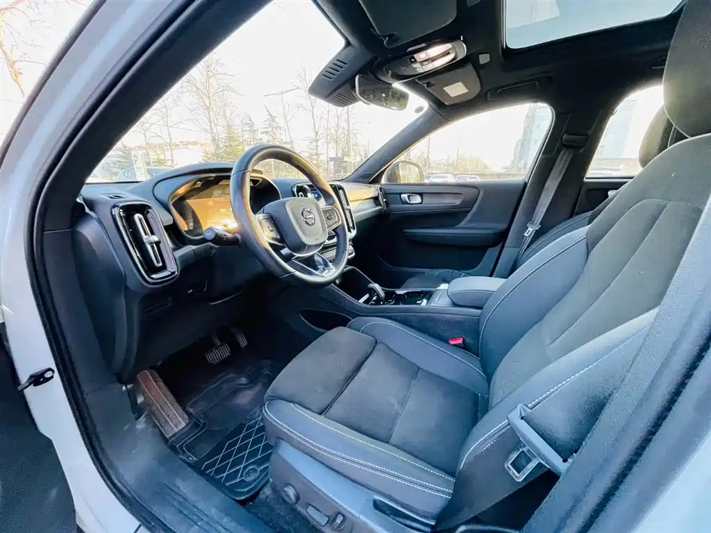 Volvo XC40 NEV 2023 — фото 11