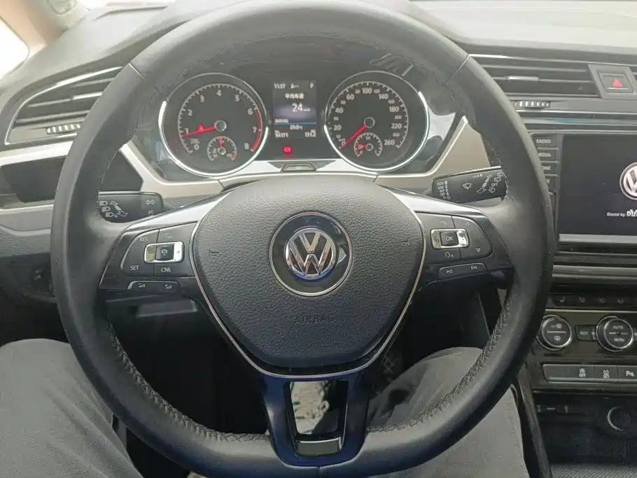 Volkswagen Touran 2018 — фото 15