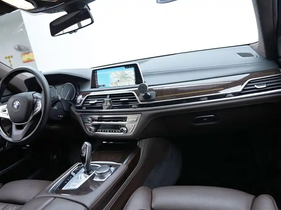 BMW 7 Series 2016 — фото 10