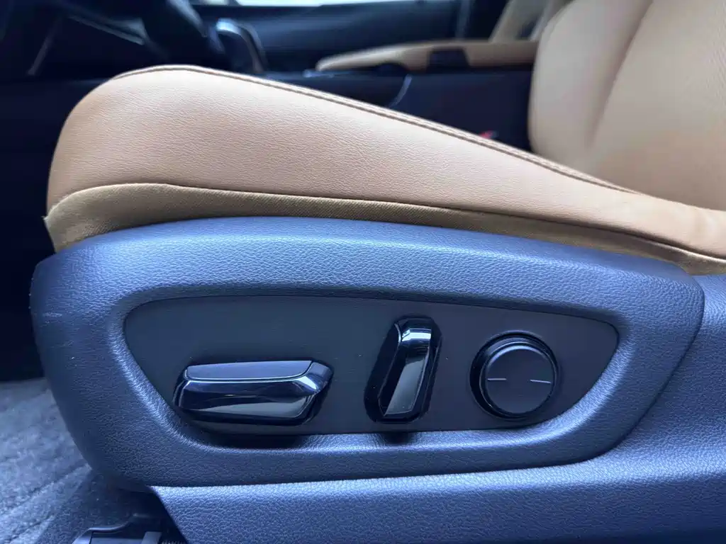 Lexus UX New Energy 2021 — фото 11