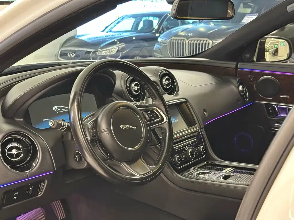 Jaguar XJ 2016 — фото 10