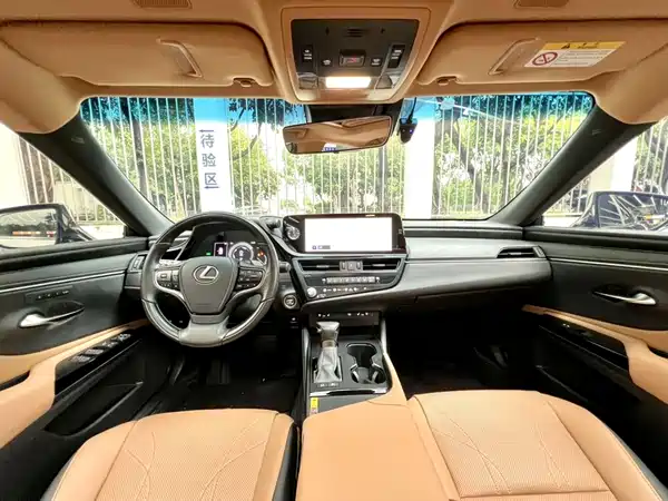 Lexus ES 2023