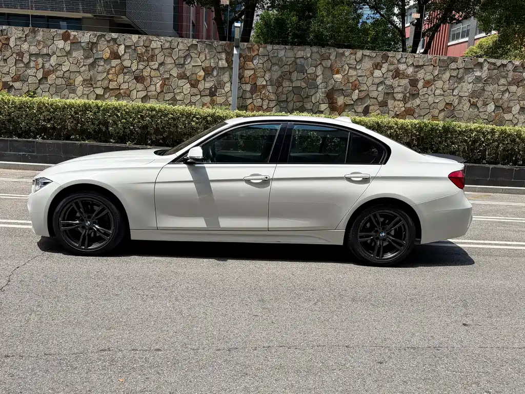 BMW 3 Series 2019 — фото 18