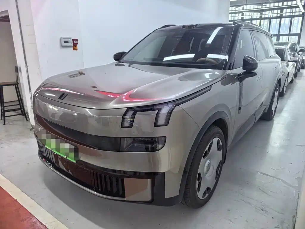 Lynk & Co 900 2025