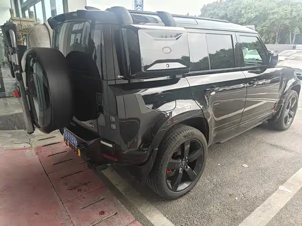 Land Rover Defender 2025