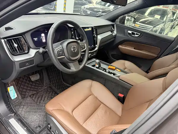 Volvo XC60 2025
