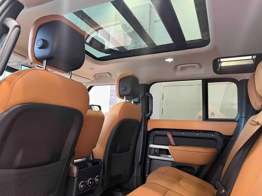 Land Rover Defender 2024 — фото 16
