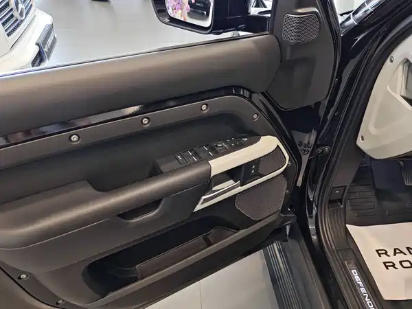 Land Rover Defender 2022