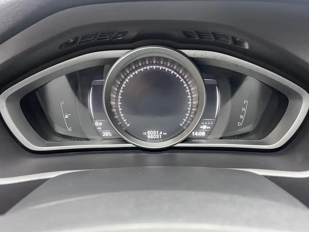 Volvo V40 2019 — фото 11