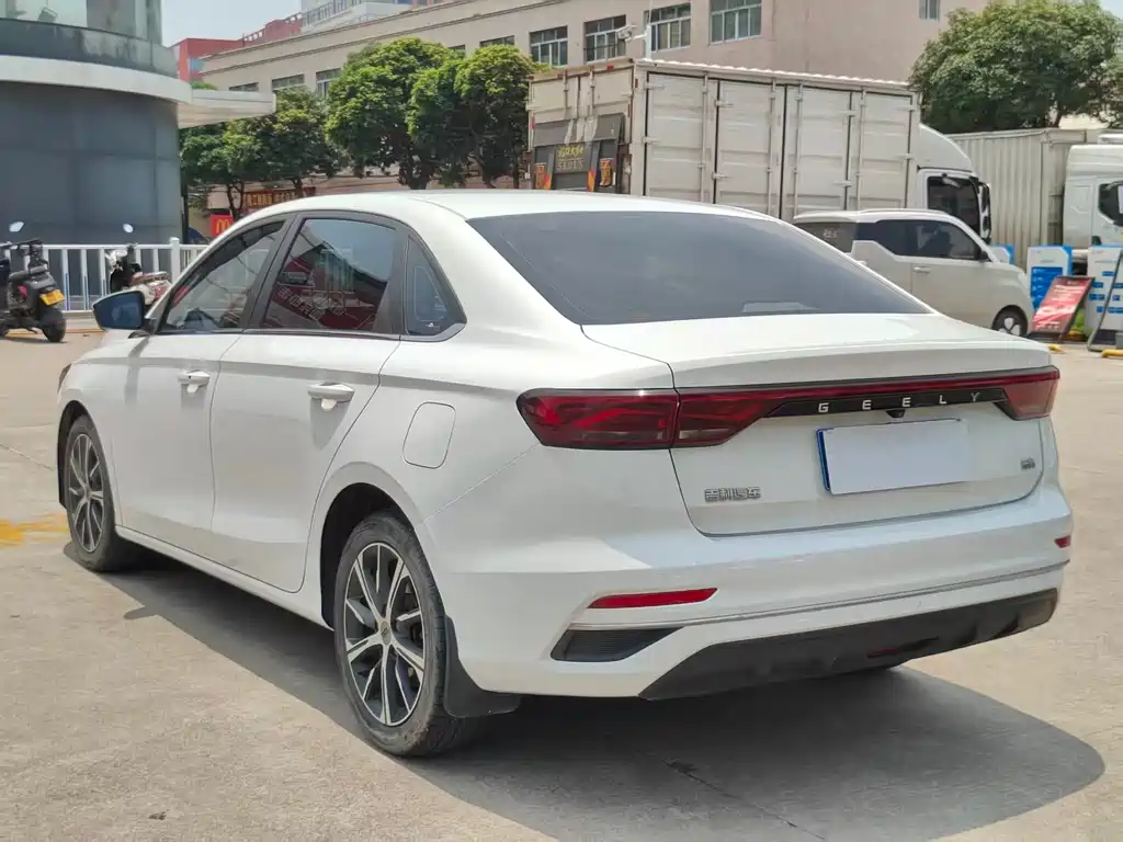 Geely Emgrand 2021