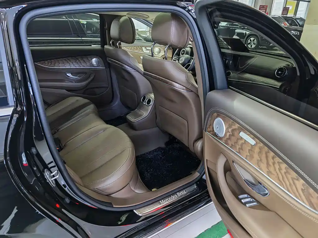 Mercedes-Benz E-Class 2023 — фото 9