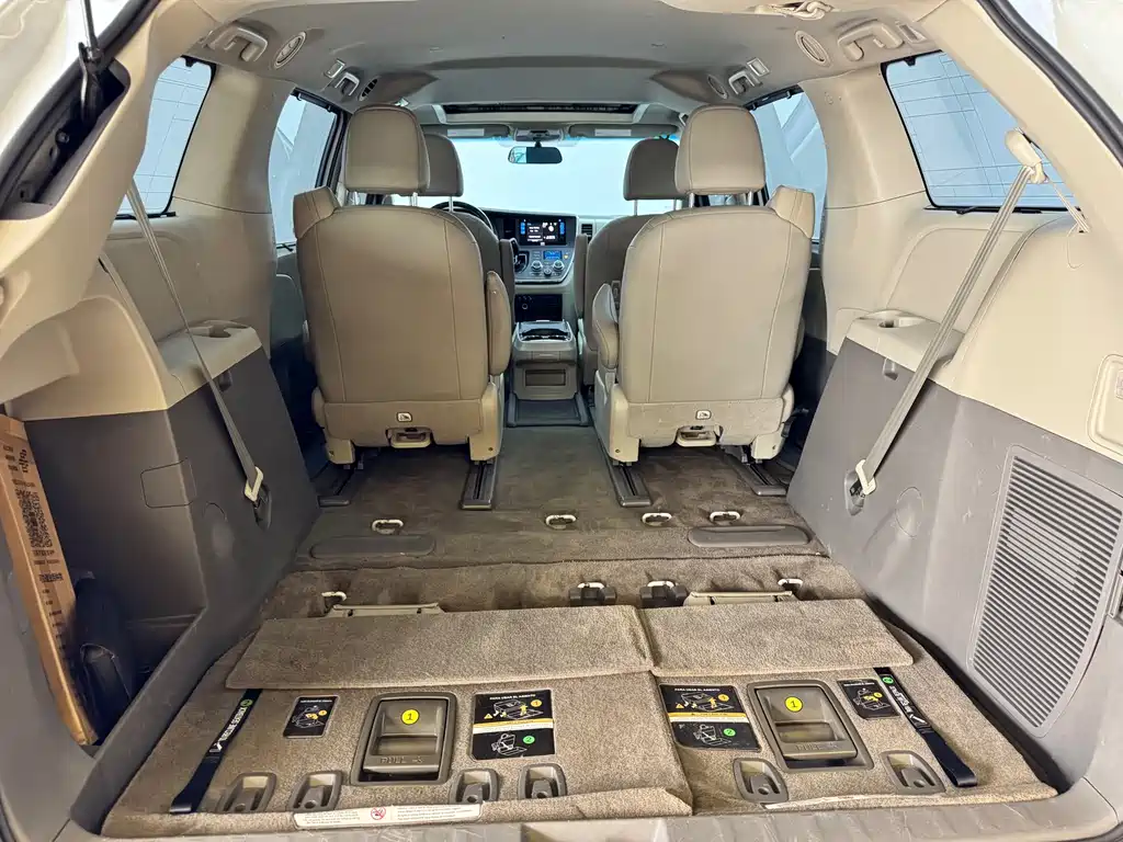 Toyota Sienna 2017 — фото 19