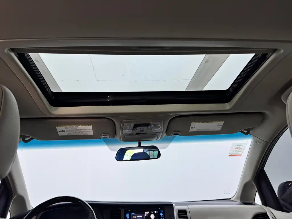 Toyota Sienna 2017 — фото 16