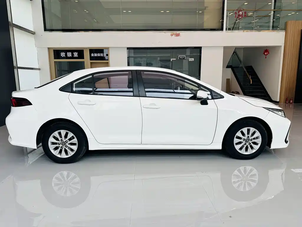 Toyota Corolla 2023 — фото 4