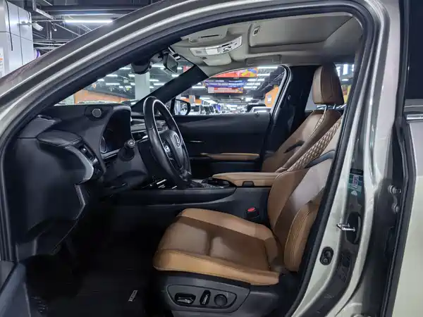 Lexus UX 2021