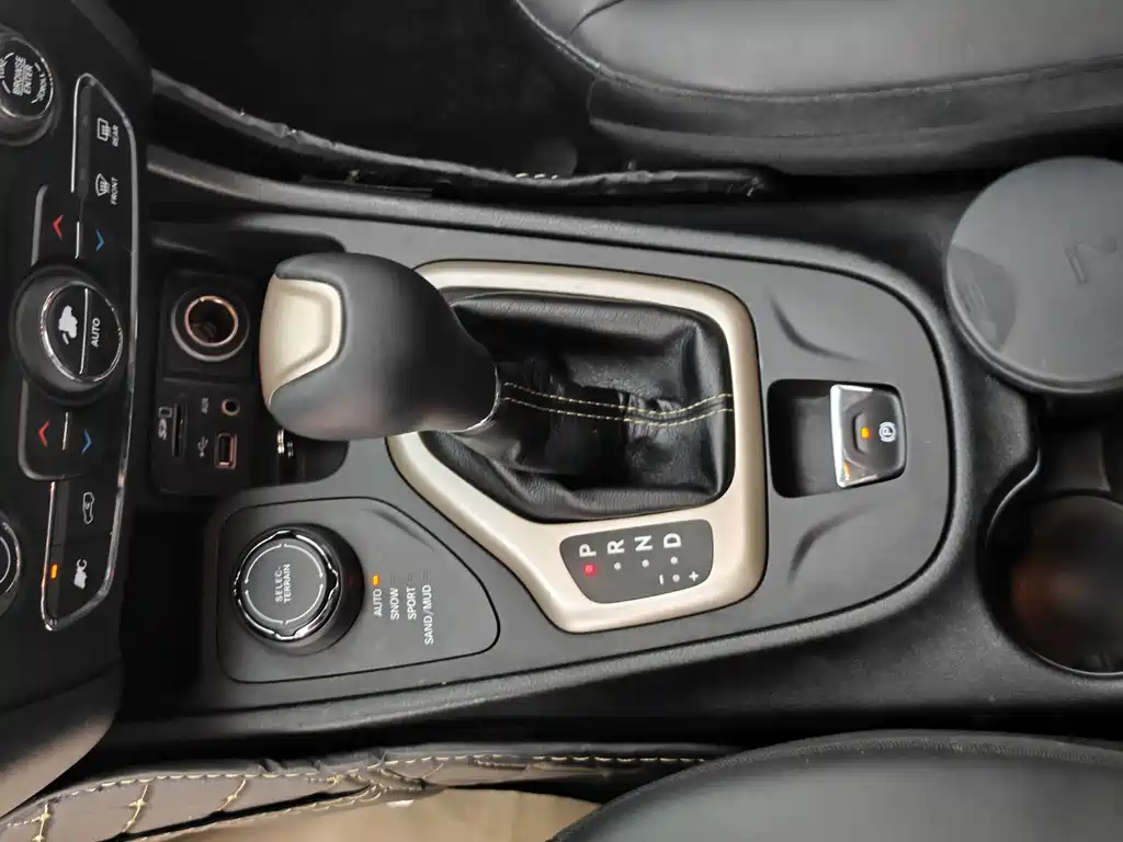 Jeep Cherokee 2016 — фото 26