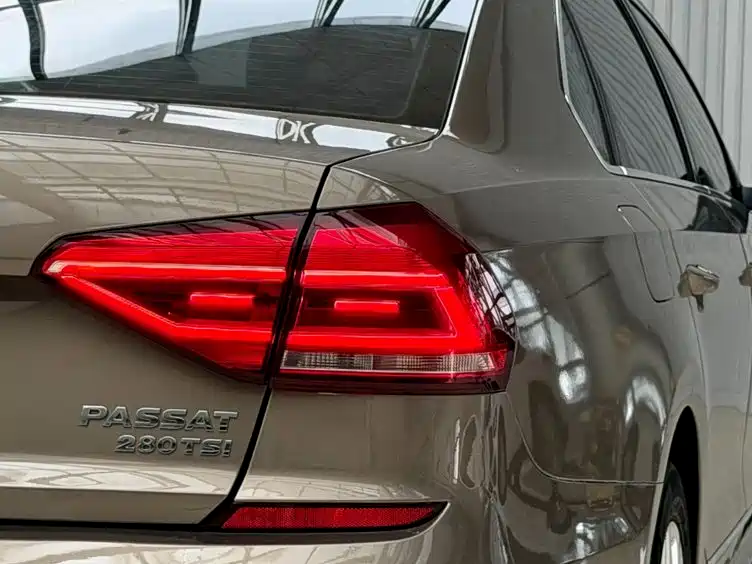 Volkswagen Passat 2017 — фото 11