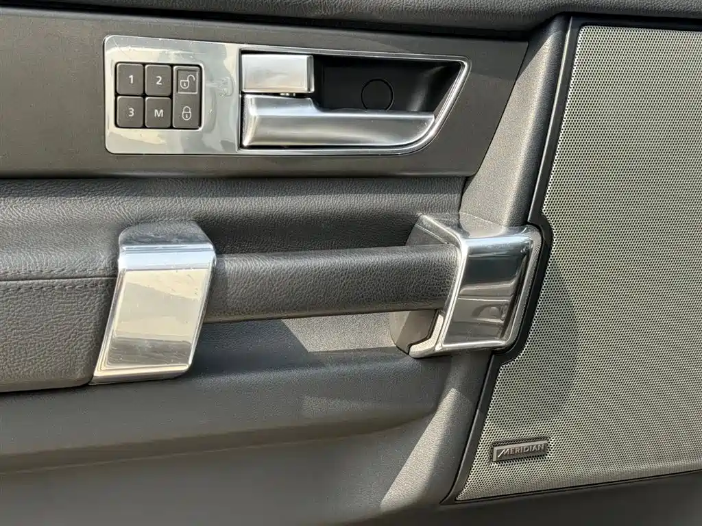Land Rover Discovery 2015 — фото 9