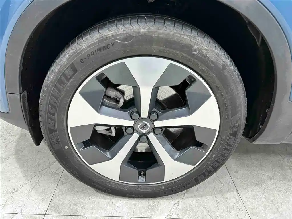 Volvo XC40 2023 — фото 20