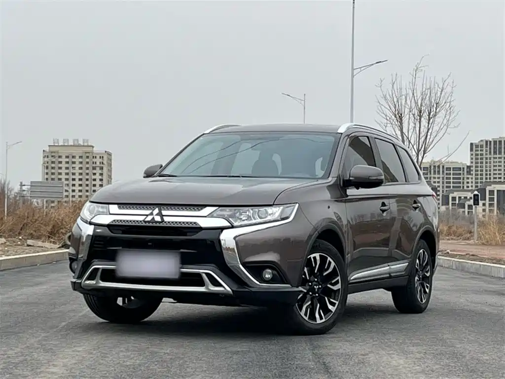 Mitsubishi Outlander 2020 — фото 1