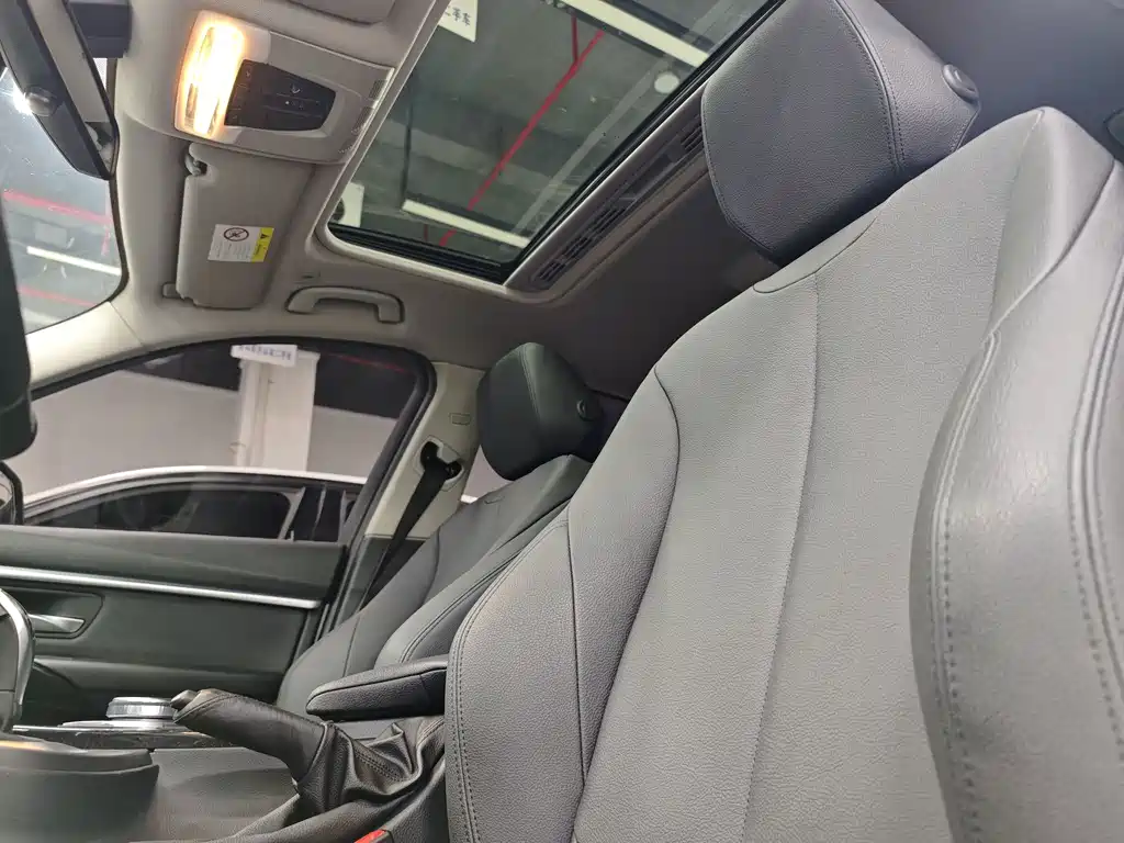 BMW 3 Series 2018 — фото 15