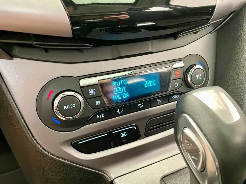Ford Focus 2015 — фото 10