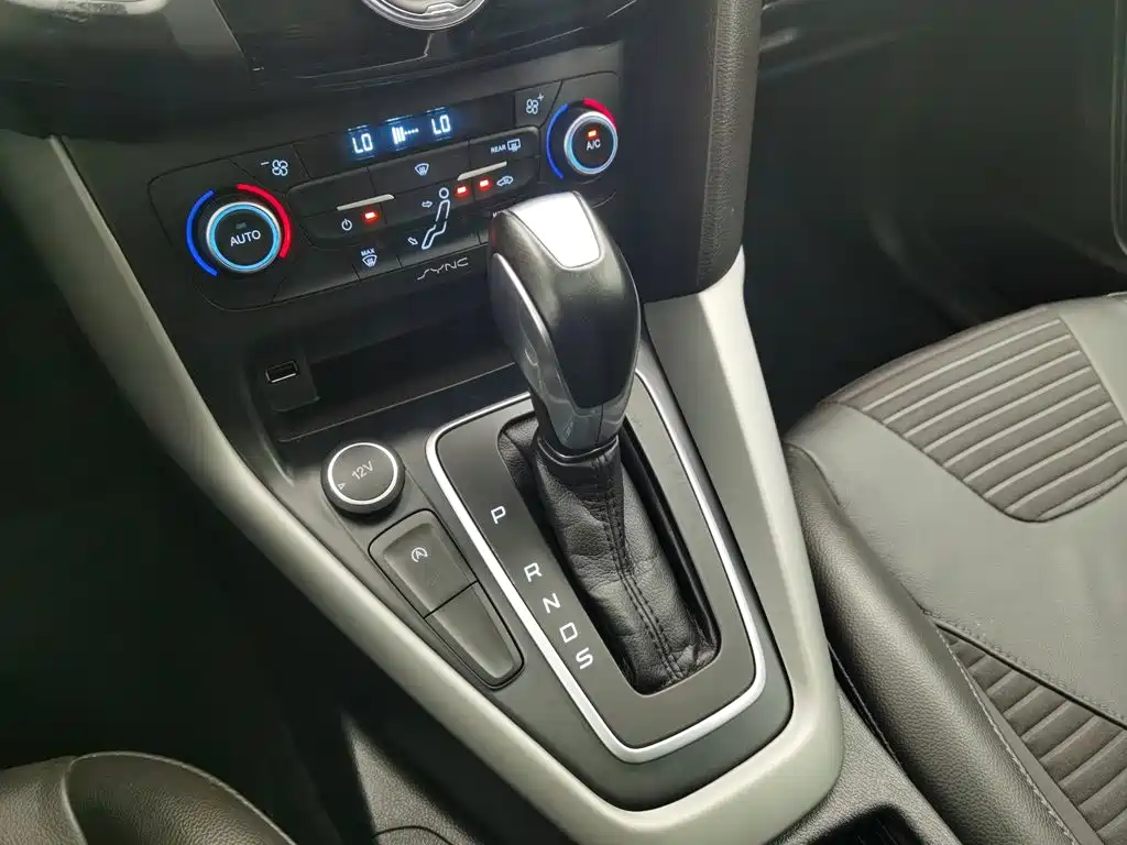 Ford Focus 2018 — фото 13