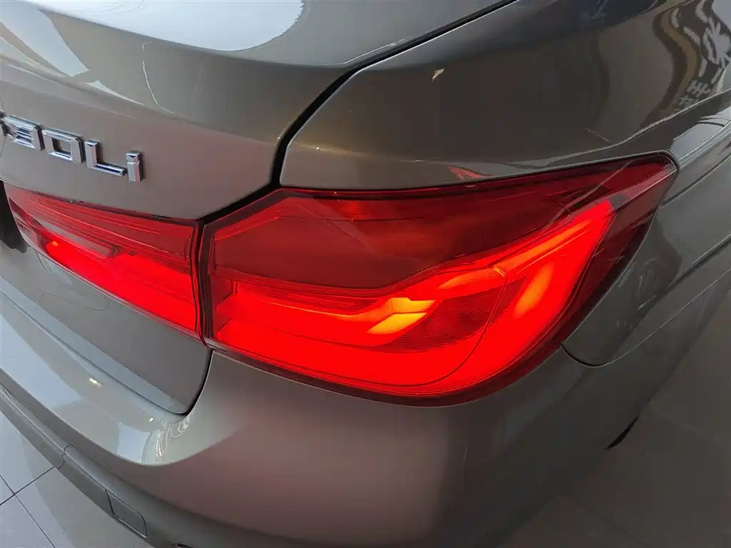 BMW 5 Series 2018 — фото 24