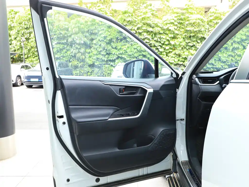 Toyota RAV4 2022 — фото 10