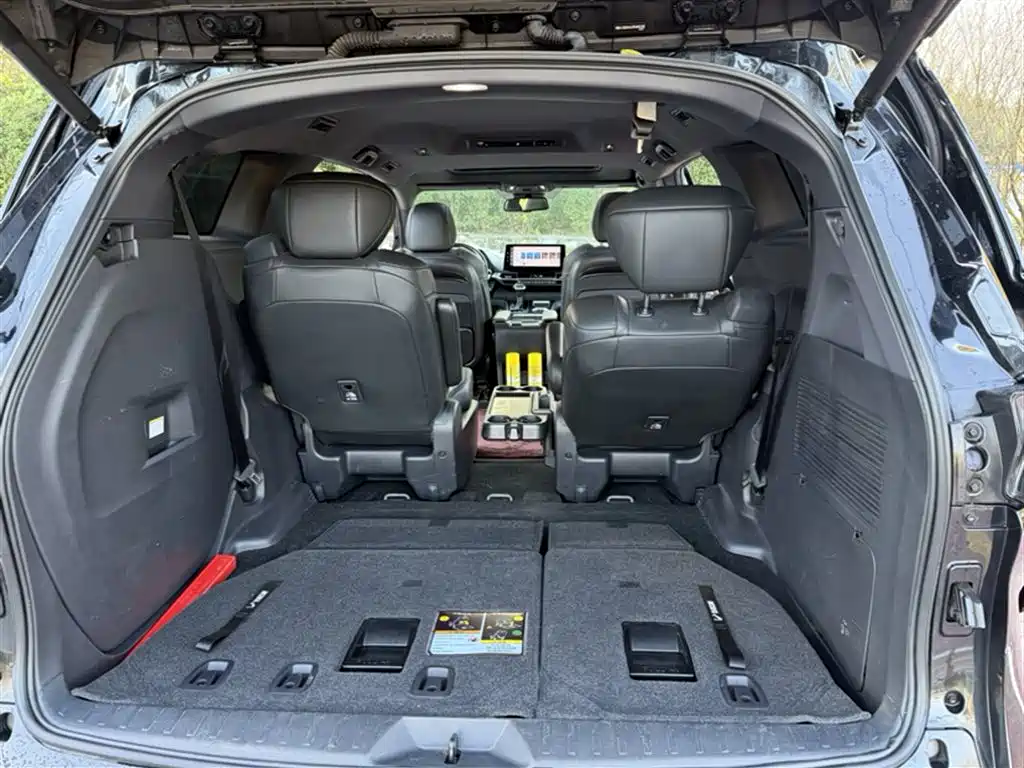 Toyota Sienna 2023 — фото 19