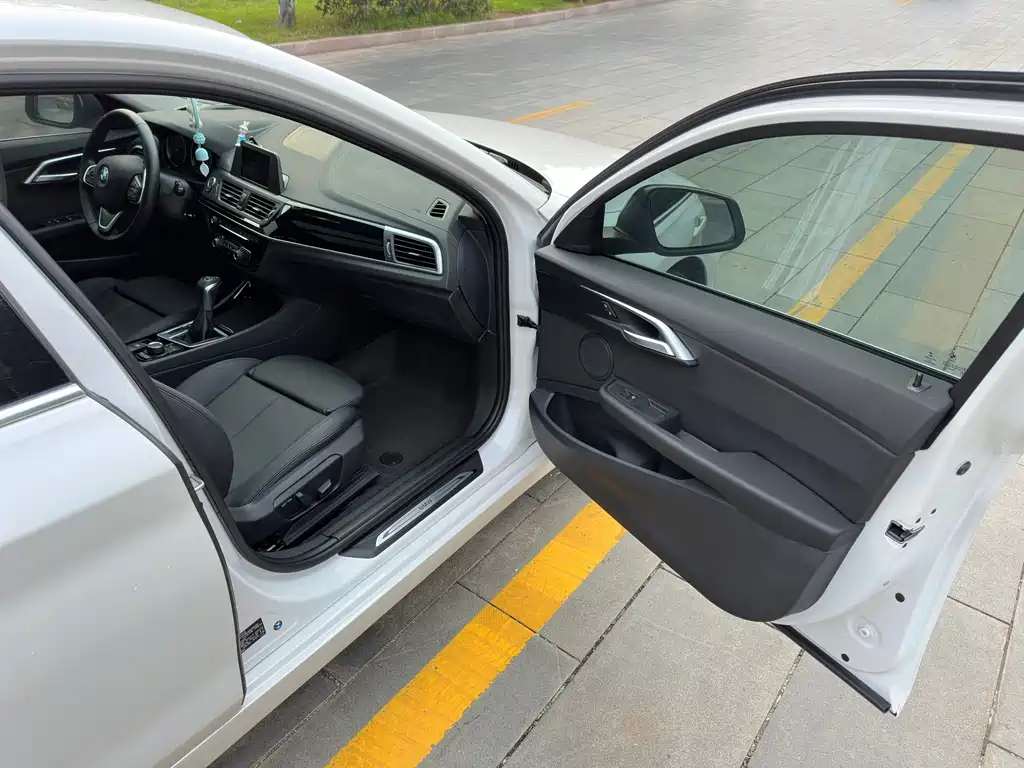 BMW 1 Series 2018 — фото 10