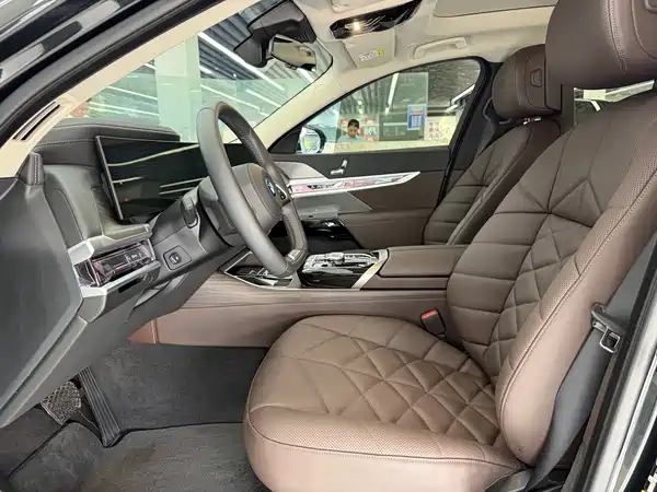 BMW i7 2025