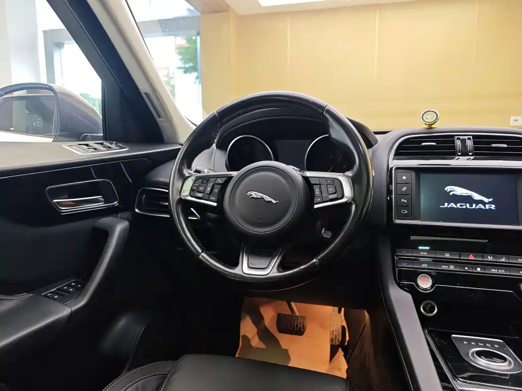 Jaguar F-PACE 2018 — фото 16