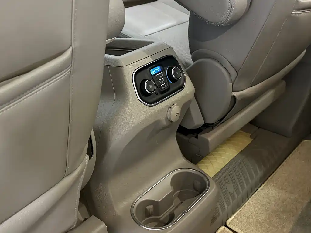 Ford Tourneo 2017 — фото 16