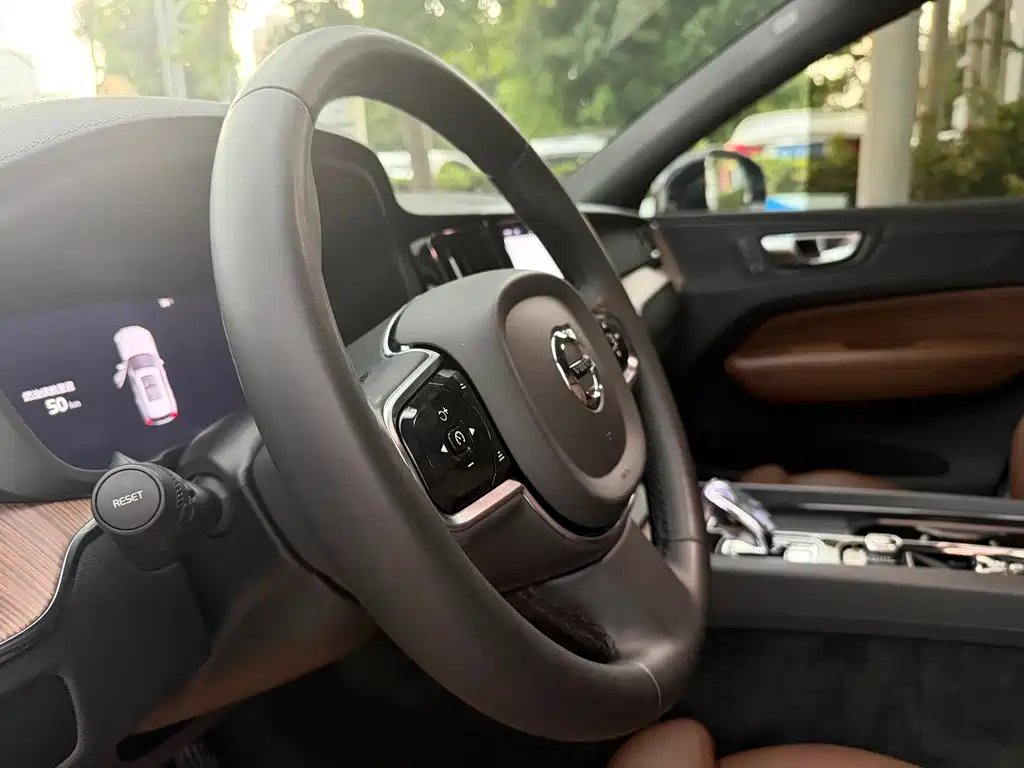 Volvo XC60 2023 — фото 13