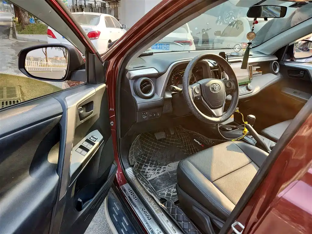 Toyota RAV4 2018 — фото 14