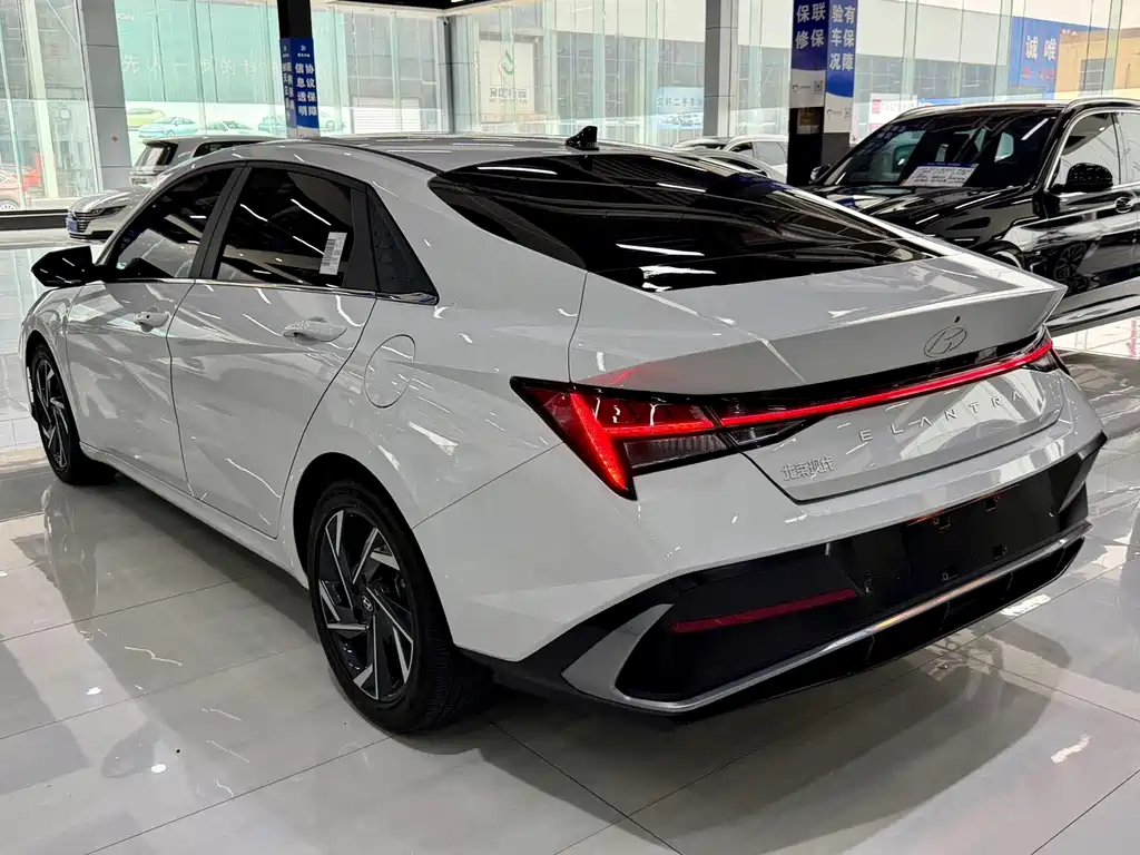 Hyundai Elantra 2023 — фото 10