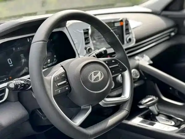 Hyundai Elantra 2024