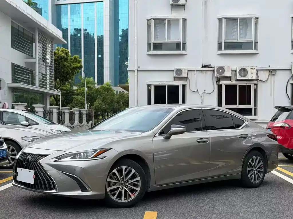 Lexus ES 2022 — фото 10