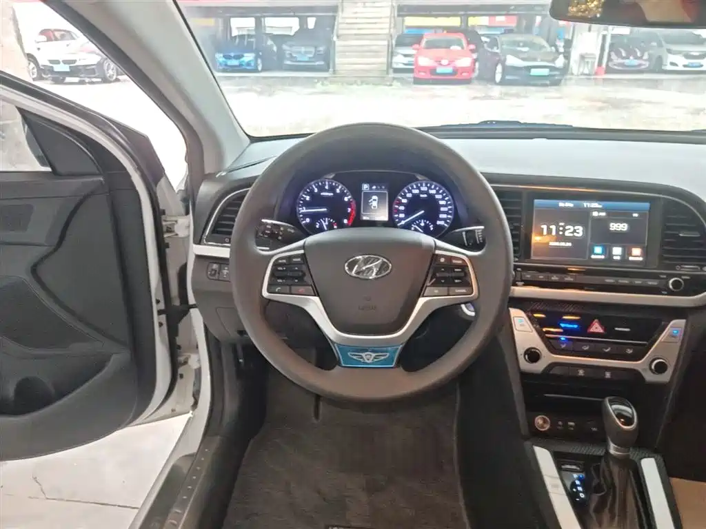 Hyundai Elantra 2017 — фото 11