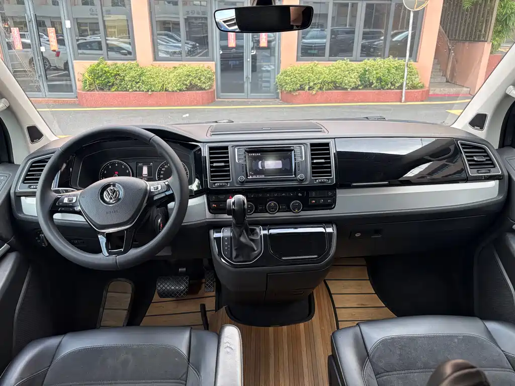 Volkswagen Multivan 2017 — фото 10