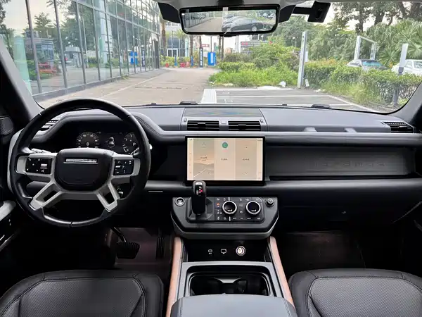 Land Rover Defender 2023