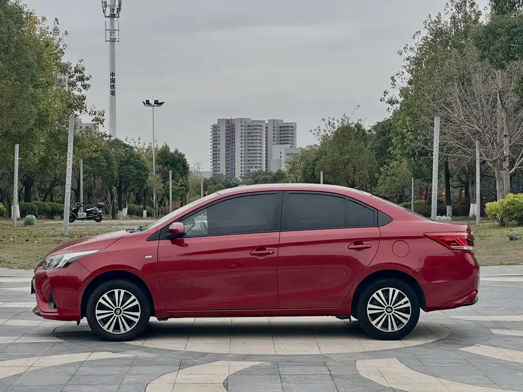 Toyota Yaris L 2017 — фото 9